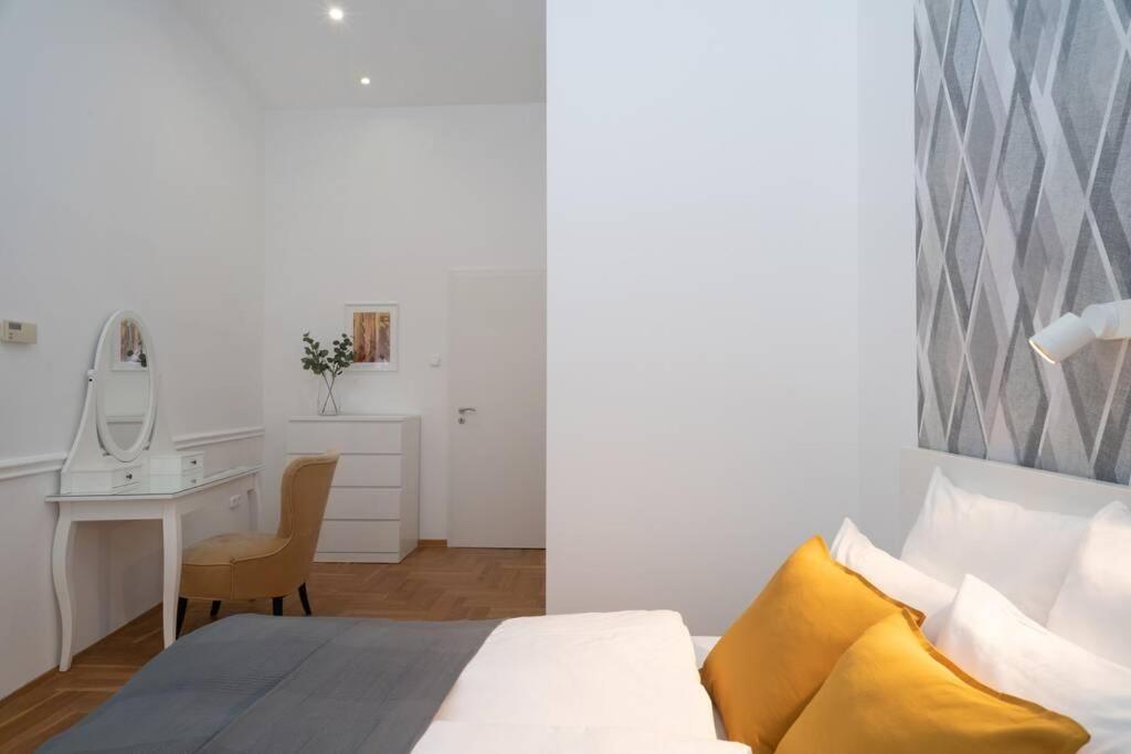 Best Located, 150 M2 5 Bedrooms Apt., ブダペスト エクステリア 写真