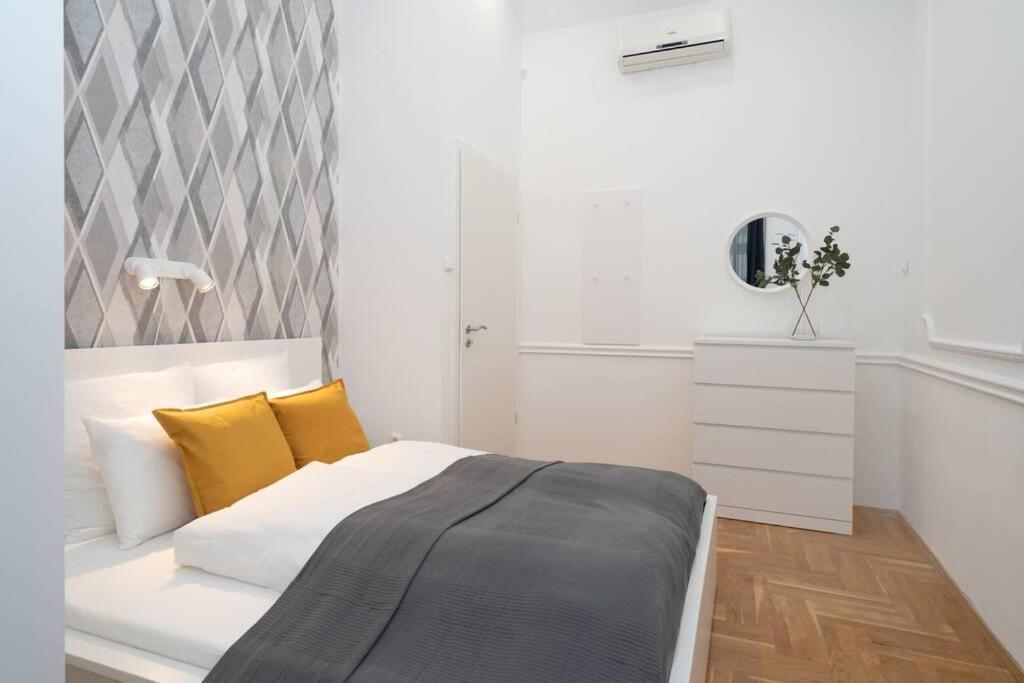 Best Located, 150 M2 5 Bedrooms Apt., ブダペスト エクステリア 写真