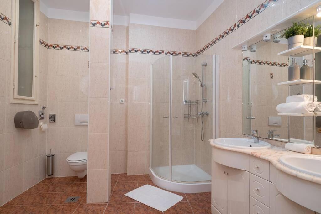Best Located, 150 M2 5 Bedrooms Apt., ブダペスト エクステリア 写真