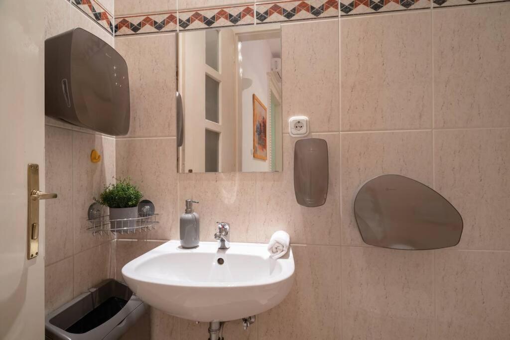Best Located, 150 M2 5 Bedrooms Apt., ブダペスト エクステリア 写真