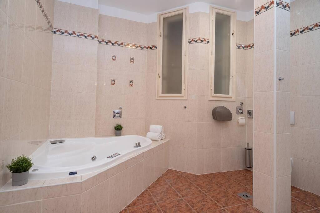 Best Located, 150 M2 5 Bedrooms Apt., ブダペスト エクステリア 写真