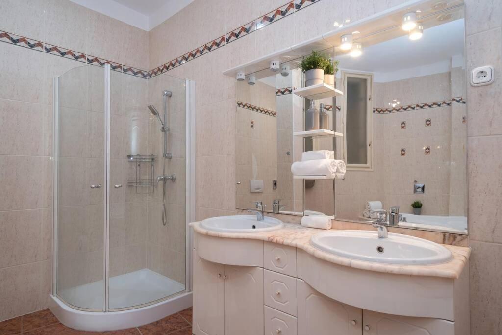 Best Located, 150 M2 5 Bedrooms Apt., ブダペスト エクステリア 写真