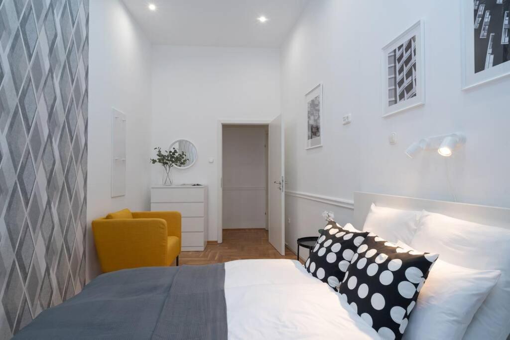 Best Located, 150 M2 5 Bedrooms Apt., ブダペスト エクステリア 写真